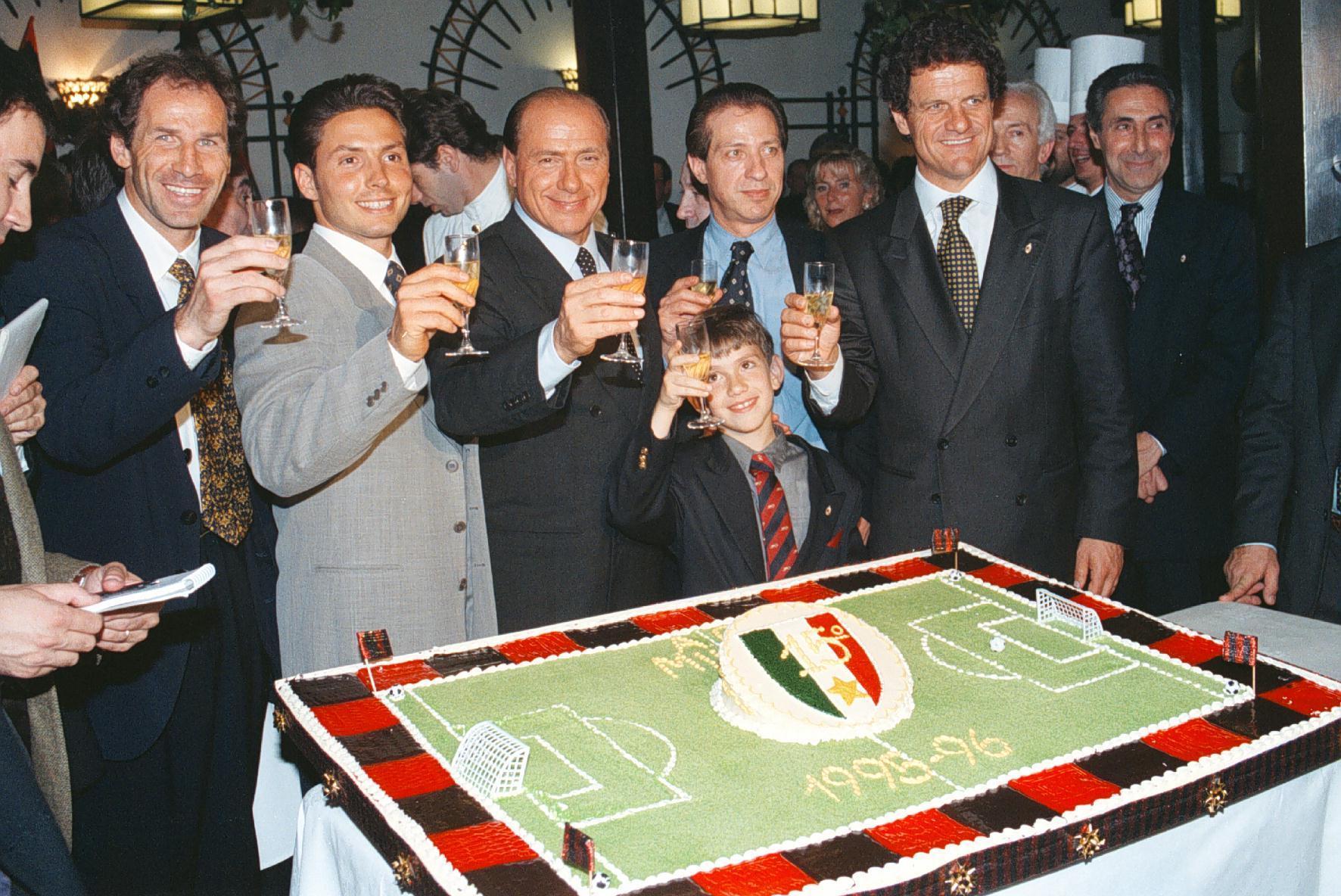 Il brindisi durante la cena organizzata dal Milan la sera dell'11 maggio 1996 per festeggiare la vittoria del campionato di calcio 95/96. Da sinistra Franco Baresi; Piersilvio, Silvio, Paolo e il piccolo Luigi Berlusconi; Fabio Capello.ANSA